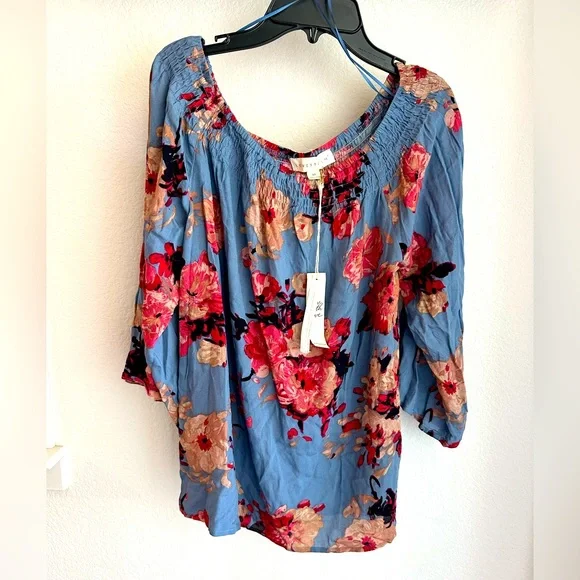 Off the shoulder shirt from Lovestitch boutique, size Medium, tags attached - Picture 2 of 2